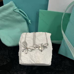 Chique T-serie designer hoefijzerketting, exclusief voor dames, diamanten bamboe schakels, vlinder- en lieveheersbeestje-hangers, elegante geschenkdoos