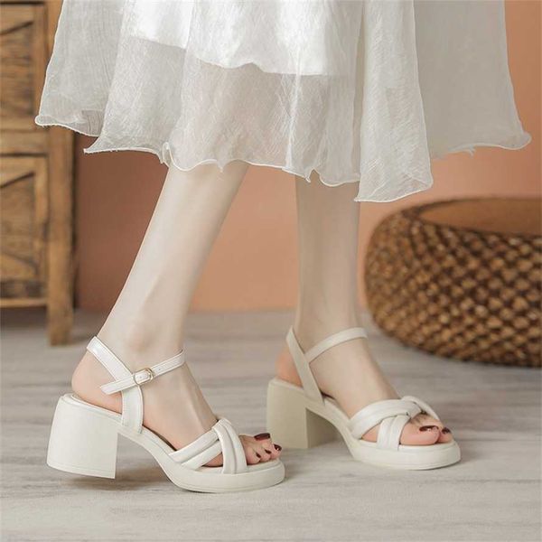 Chicles de sandalias de estilo de hada gruesas y gruesas para mujeres Summer Summer High-End Sponge Pastel con Soft Sole Landed Línea Correa zapatos para mujer Sandles Heels 240228