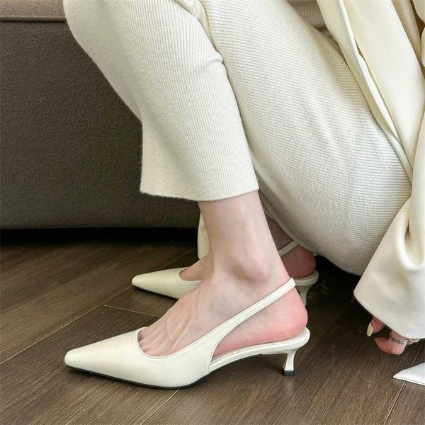 Chic Femmes Stiletto Sandale Belles Sandales Françaises Blanc Pointu Dos Air Sandales Tongs Pour Printemps Eté Bouche Peu Profonde Mince Talon Moyen Baotou Chaussures 240228