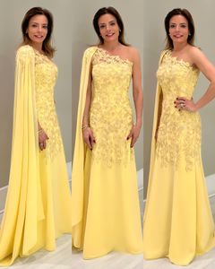 Chique gele moeder van de bruid jurken een schouder cape geappliqued bruiloft gast jurk vloer lengte avondjurken