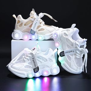 Chaussures de sport pour la mode enfant Summer Lumineux mode respirant pour enfants garçons chaussures nettes filles baskets LED avec des chaussures de course légères 240518