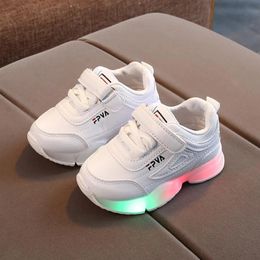 Chaussures de sport enfants Spring Luminal Fashion Houte-Breffeurs Boys garçons Girls LED Sneakers LED avec des zapatillas de course légers 240426