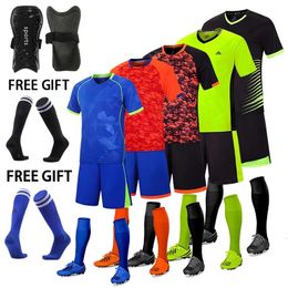 Maillots de football pour enfants adultes garçons et filles vêtements de football ensembles ensembles de football pour jeunes costume de maillot d'entraînement avec chaussettes protège-tibias 240307