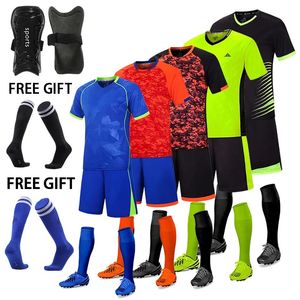 Kinderen Volwassen Voetbalshirts Jongens en meisjes Voetbalkleding Sets jeugd voetbalsets training jersey pak met sokken scheenbeschermers 240315