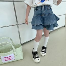 Kinderen kleding meisjes rok Koreaanse stijl zoete cool meisje denim geplooid korte rok 2024 lente zomer nep tweedelig rok 240428