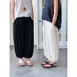 Vêtements enfants enfants couleur solide simple 2024 Été Nouveau anti moustique garçons et filles pantalon hispent lâche l2405