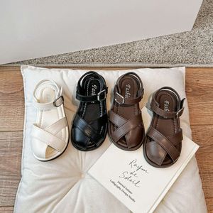 Sandales de mode pour enfants pour filles 2024 Été Nouvelle princesse décontractée Roman Sweet Sweet Breathable Soft Comfort Beach Shoes L2405