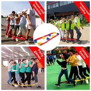 Kindergroep buitenspellen sportspeelgoed gigantische voetstappen bouwen leuke training volwassen teamcompetitie interactieve apparatuur 240409