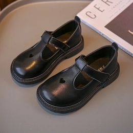 Chaussures en cuir pour enfants pour école uniformes noirs pour filles mots polyvalents amour creux de garçons simples de vent britannique Chaussures enfants 240518