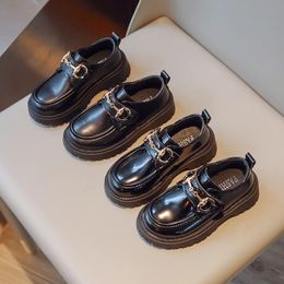 Zapatos de cuero para niños Plataforma de cadena de metal elegante para niñas zapatos para niñas de niñas de cuero mate