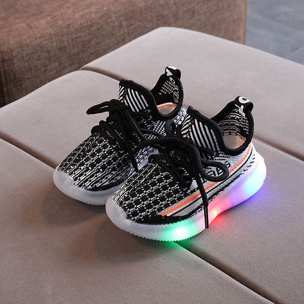 Chaussures des enfants LED Boys Filles Éclaircies Sneakers brillants pour un enfant noir vert noir avec une semelle lumineuse 220805