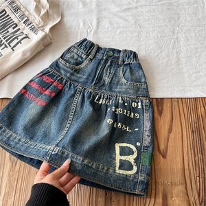 Children Letter Gedrukte denim rokken DD -stijl meisjes elastische taille onregelmatige denim rok mode kinderen designer kleding z7660