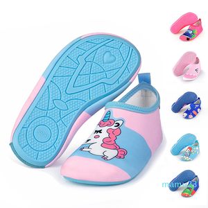 Chaussures d'eau respirantes à semelles souples multicolores pour enfants, chaussures de plage respirantes avec dessin animé