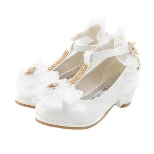 Chaussures en cuir de fête d'enfants filles Pu Low talon Lace Fleur Chaussures de mariage pour enfants Sandals Robe de danse chaussure de danse blanc rose 240419