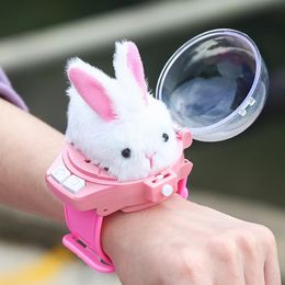 Enfants RC Car Mini Watch Toys avec LED LUMIRES 24 GHz Toy Rabbit Crab Racing Girls Boys Birthday Gift Y240417