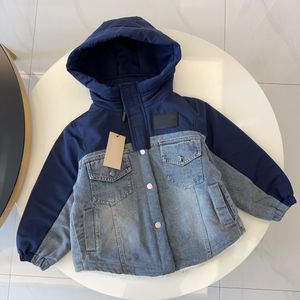 Kinderkleding jongen herfst en winter denim stiksels jas plus fluwelen verdikking 2023 nieuwe Zhongda jongen winter denim kleding