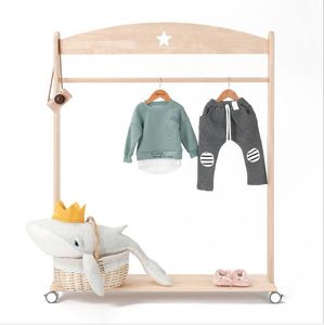 Gabinetes para niños Tienda de ropa Estante Pantalla Pantalla Piso Roller Star Ropa Racks Nordic Style Log Series Hogar Storage Shelfs
