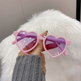 Gafas de sol bonitas con forma de corazón para niños, montura de gafas de sol Retro con diseño de amor rosa, gafas de sol a la moda para niñas y niños, gafas UV400 para bebés