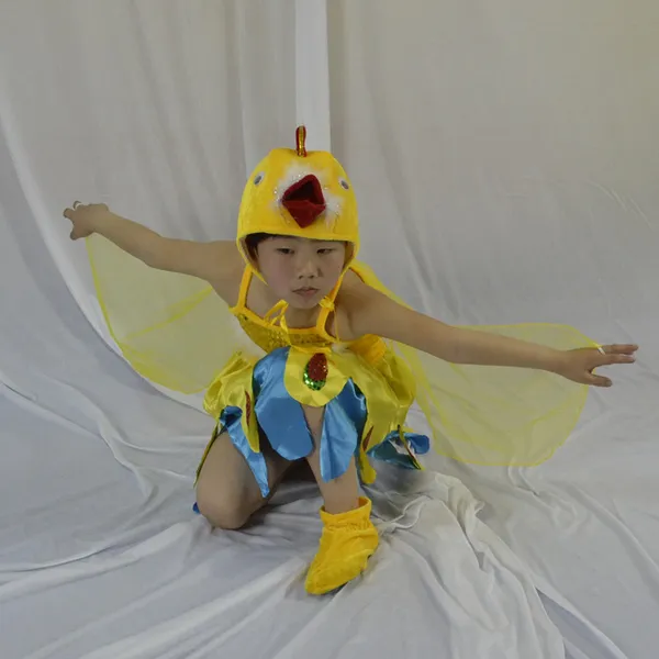 Drame pour enfants mignon petit animal jaune couronné de performance des oiseaux