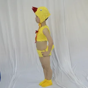 Drame pour enfants mignons petits animaux les oiseaux jaunes montrent des costumes