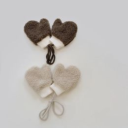 Gants de doigt pour enfants Gants de bébé en laine d'agneau Mitaines chaudes en peluche d'hiver pour les tout-petits Gants de doigt complets avec cordes 231027