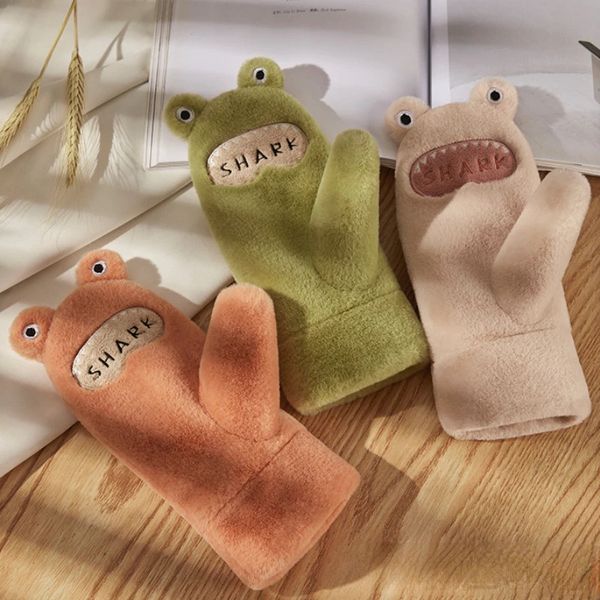 Gants pour enfants Gants d'hiver pour enfants en forme de grenouille Épaississement en peluche Hiver Chaud Étudiant Équitation Sous-vêtements coupe-vent froids avec gants de bébé suspendus au cou 231204