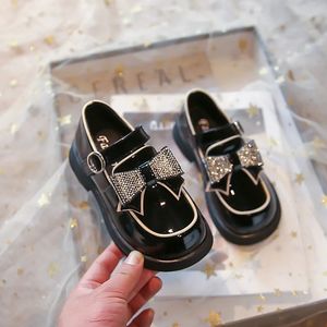 Chaussures en cuir pour enfants pour les tout-petits Filles Fête Plats Locs pour enfants Fashion Shiny Bowknot Princess Shoes Taille 26-36 240328
