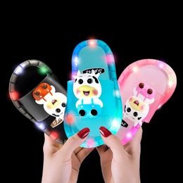 Lichtgevende kinderpantoffels Led-licht Baby Dierenprints Koe Thuisschoenen Leuke cartoon Comfortabele zachte PVC-antislippantoffels