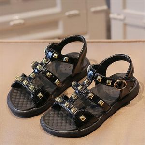 Sandalen voor kinderen 2024 Zomer nieuwe meisjesschoenen Flat Koreaanse editie Metal Rivet Casual Roman Beach Sandals For Boys