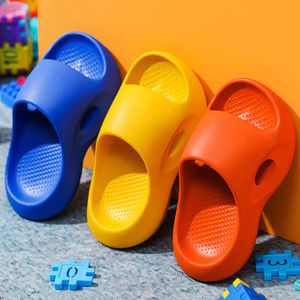 Slippers voor kinderen: de zomerbaby voelt alsof je thuis op uitwerpselen stapt, badkamer neemt een douche, antiklip, slijtvaste, schattige eva-sandalen