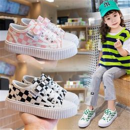 Children's Sneakers 2023 Nieuwe lente en zomerjongens Low Cut Non-Slip Casual Shoes Soft Soled Checkerboard Girls 'canvas schoenen