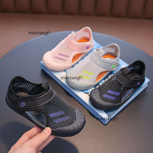 Sandales de crochet de sport pour enfants 2024 Été Nouveaux chaussures de maille aux pieds nus