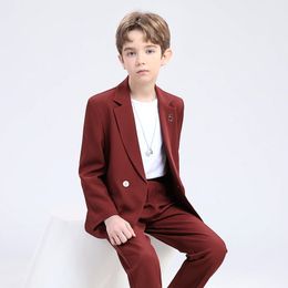 Costume de combinaison pour enfants garçons beaux-pied de photographie de marche de performance britannique petit costume (veste + pantalon + broche + collier)