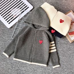 Suéter para niños Cárdigan de diseñador Cárdigan de bebé neutro de lujo Sudadera de otoño e invierno Ropa de suéter con estampado de letras cálidas para niños 90-150 cm A12