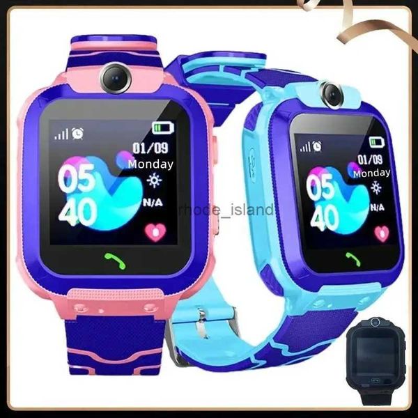 Montres pour enfants Sports Smart Watch For Kids Watchs Téléphone Téléphone Children Digital Electronic Camera Game Voice Chat SOS Location Q12B 2G SIM Card