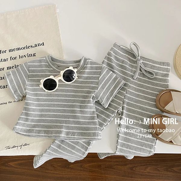 Enfants ensembles de vente Prix Girls Summer Style Striped ShortSleeved Wideleg Hollow Panters Twopiece Set Wholesale 240426