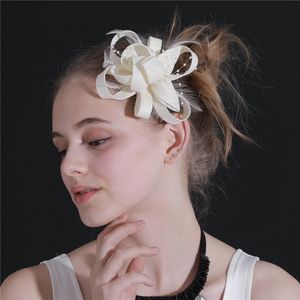 Kleine schattig haar fascinator accessoires met haarclip vrouwen feest bruiloft hoofddeksel met veren haaraccessoires