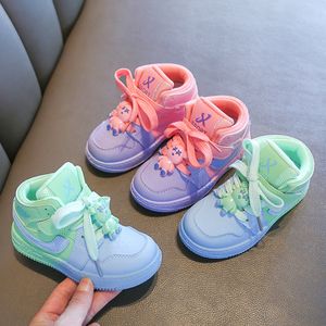 Baskets pour enfants 2023 printemps et automne style haut filles chaussures décontractées chaussures de course antidérapantes pour garçons de bande dessinée chaussures à semelle souple pour bébé en bas âge taille 21-32