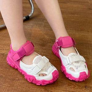 Kinderen sport sandalen voor meisjes mesh ademende jongens sneaker casual strandschoenen mode hol uit, niet -slip platte tenis feminino 240515