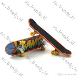 Juguetes para niños Animación Vecino Modelo de la Junta del Finger Mini aleación ABS Skateboard Playing Toys Skateboards C034 381