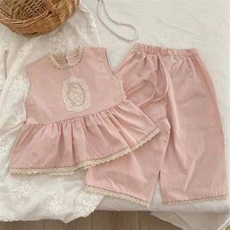 Vêtements pour enfants Ensembles d'été filles en dentelle rose douce ensemble de chemises sans manches à volants 2pcs vêtements pour enfants 240516