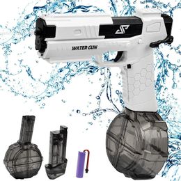 Childrens entièrement automatique Gecko Water Gun Essential Tool for Summer Water Battle Electric Water Gun Tout Toue Toy Enfants 240420