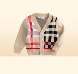 Cárdigan de tejer para niños 2019 Autumn Boys Inglaterra estilo clásico suéter a cuadros pequeños V cuello algodón suéter281n3949729