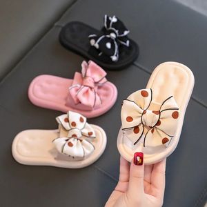 Kinderlingen Slippers Zomermeisjes Sandalen BABYS BOEK KNOT ANTISKID Outer slijtage zachte Soled Beach Shoes Kids Footwear 240402