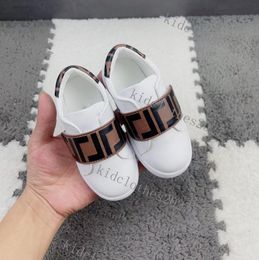 Kinder kleine witte schoenen top designer herfst en winter nieuwe knappe casual klittenband eenvoudige platte schoenen alle comfortabele schoenen mode brnad