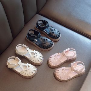 Chaussures aux enfants Softs Somen Summer T-Strap fermé à orteil Petites filles Princesse Fashion Anti-Slip Korean Style Boys Beach Sandals 240517