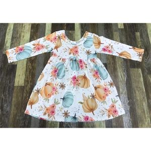 Vestido de manga larga con cuello redondo y estampado completo de flor de calabaza con tinta y lavado de Acción de Gracias para niños 240319