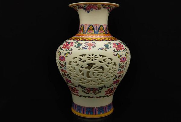 Vase creux sculpté à la main en porcelaine de rose de la Famille chinoise W QianLong Mark S4321067930