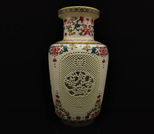Vase creux sculpté à la main en porcelaine chinoise Famille rose W QianLong Mark S4356483871