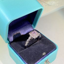 Geometría de circón de lujo de lujo Anillos de la banda de diseñadores para mujeres Sweet Classic Big Pink Pink Anillos Nail Finger Shine Bling Diamond Crystal Love Ring Jewelry